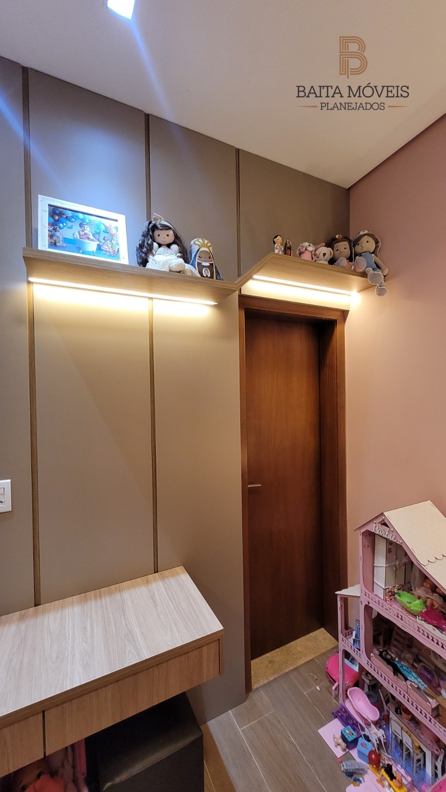 Painel planejado com prateleiras iluminadas e bancada em madeira