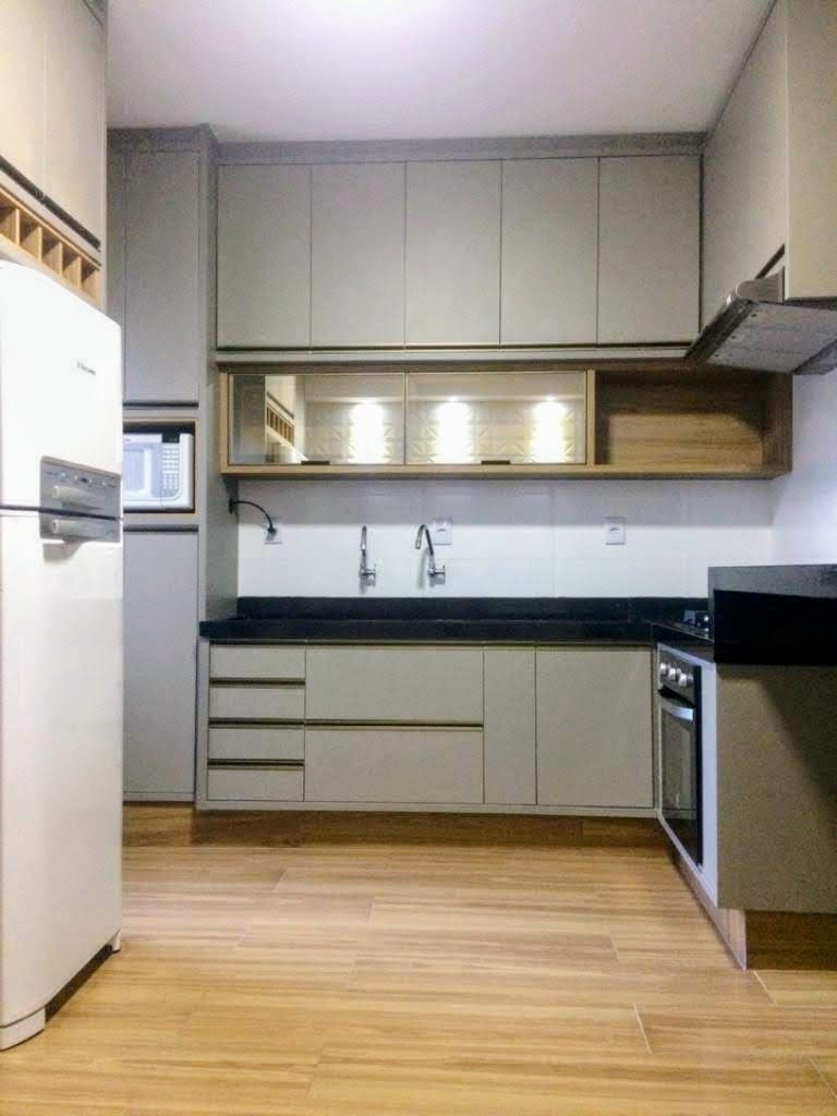 Cozinha planejada com armários até o teto e nichos em madeira