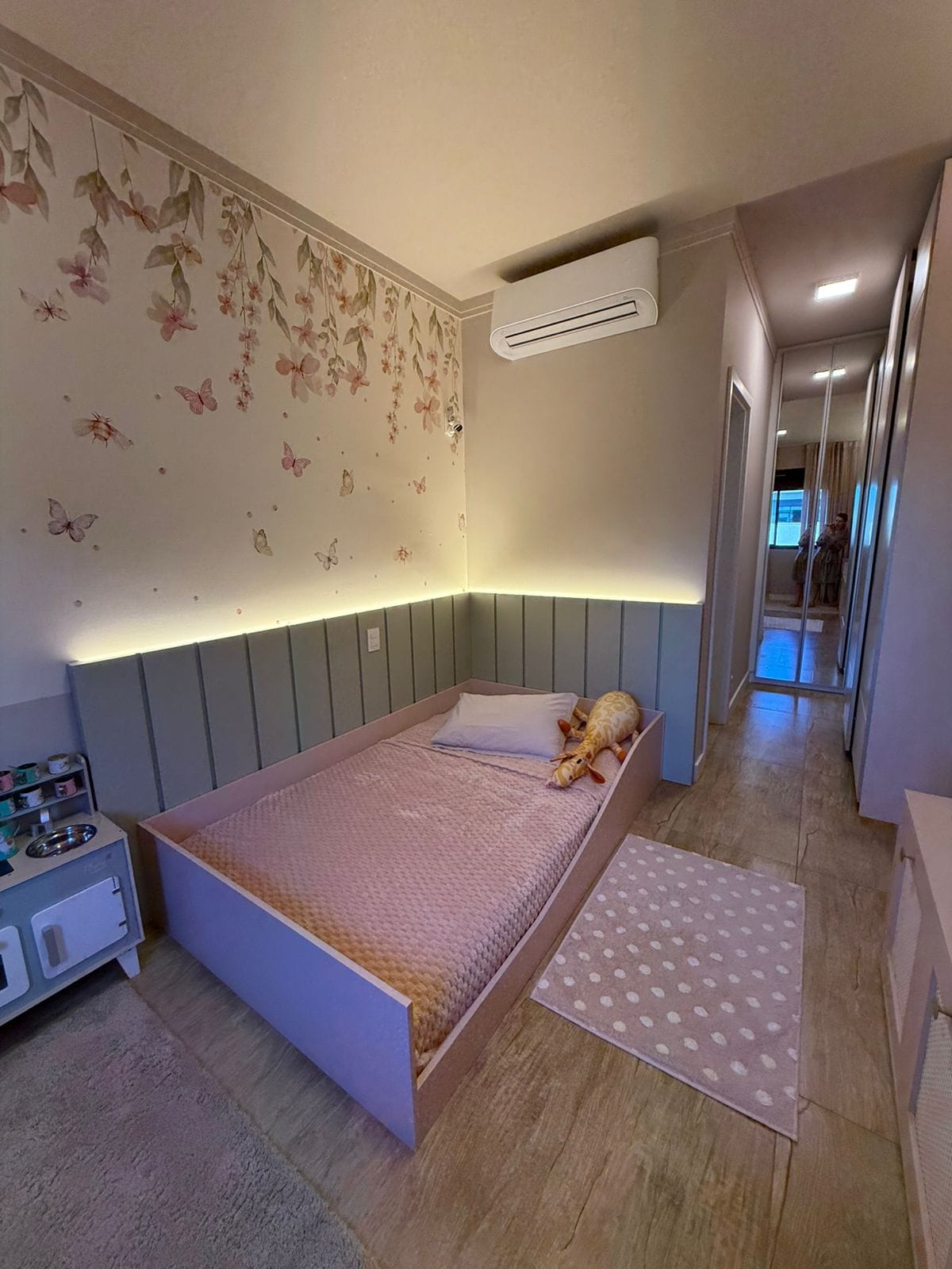 Quarto infantil com cama planejada e painel estofado